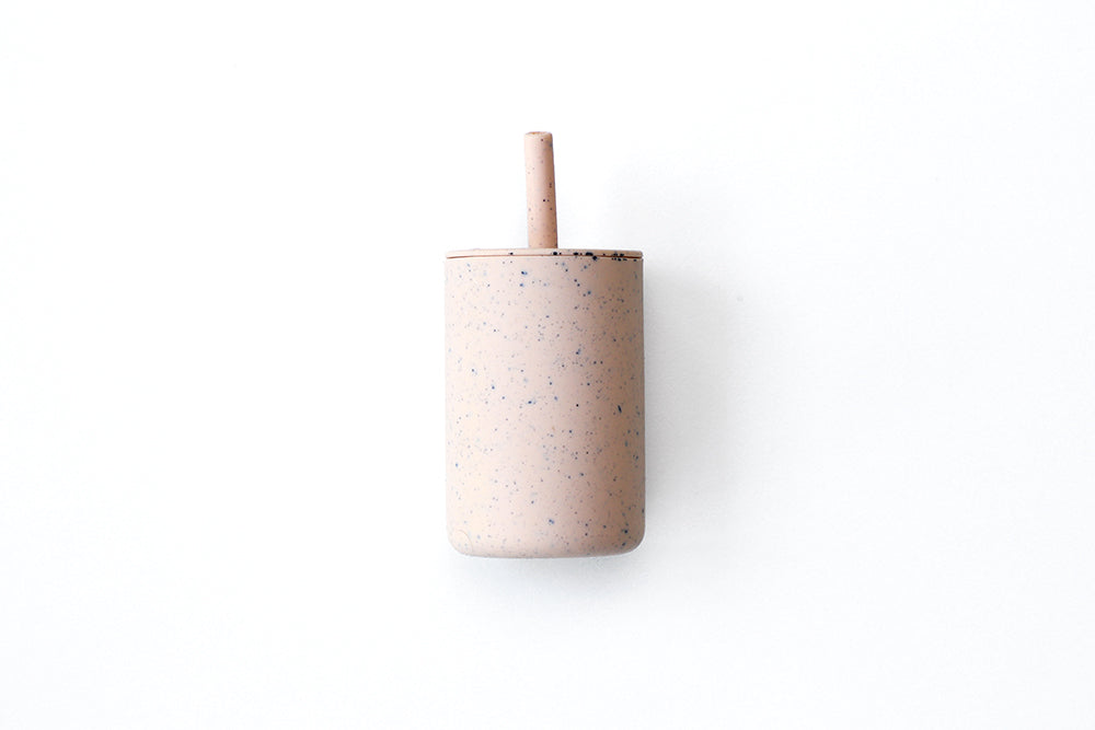 Verre silicone avec paille
